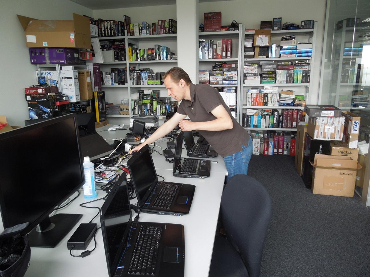 [14/06/2013] Wer so viele Notebooks parallel testet, muss wirklich gut organisiert sein. Zum Glück übernimmt diese Aufgabe ja unser Marco. Der ist nicht nur technisch versiert, sondern weiß auch noch wie man nach Plan vorgeht und hat es sogar raus, einem unorganisierten Haufen wie uns Redakteuren noch Struktur beizubringen.