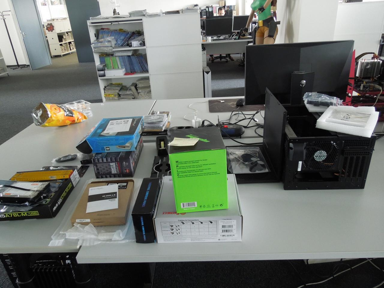 [14/06/2013] Unsere Befürchtung, Herr Stöwer könnte bei seinem PC-Verkleinerungs-Versuch auf rohe Gewalt zurückgreifen, bestätigt sich nicht. Wie Sie selbst sehen hat der Tüftler schon ein passendes Gehäuse organisiert, in das er die zuvor verwendeten Komponenten einbauen will. Hoffentlich passt auch alles, sonst lässt der Redaktionsoldie wieder seine gefürchteten Flüche vom Stapel. Toi, toi, toi.