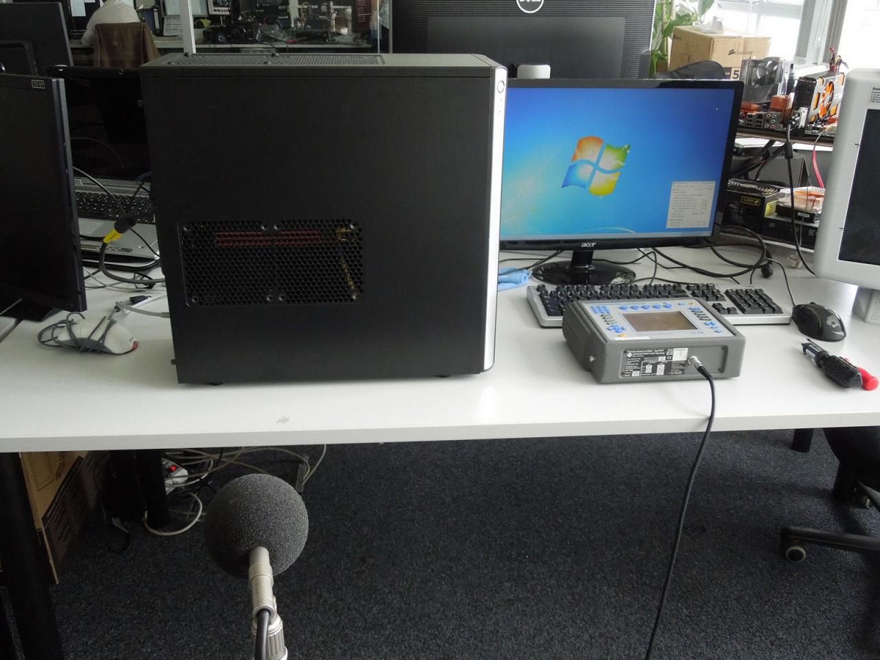 [14/06/2013] Dieser PC im Midi-Format ist die Grundlage für den Bastelauftrag, den unser Spieleonkel für seinen Artikel in der kommenden Ausgabe bekommen hat. Herr Stöwer soll das Gerät nämlich ins Mini-Format schrumpfen und dann seine Schraubarbeiten auch noch schriftlich und in Bildern festhalten. Wir hoffen nur, dass Herr Stöwer nicht einfach zur Holzhammer-Methode greift und den Rechner einfach zusammenstampft ...