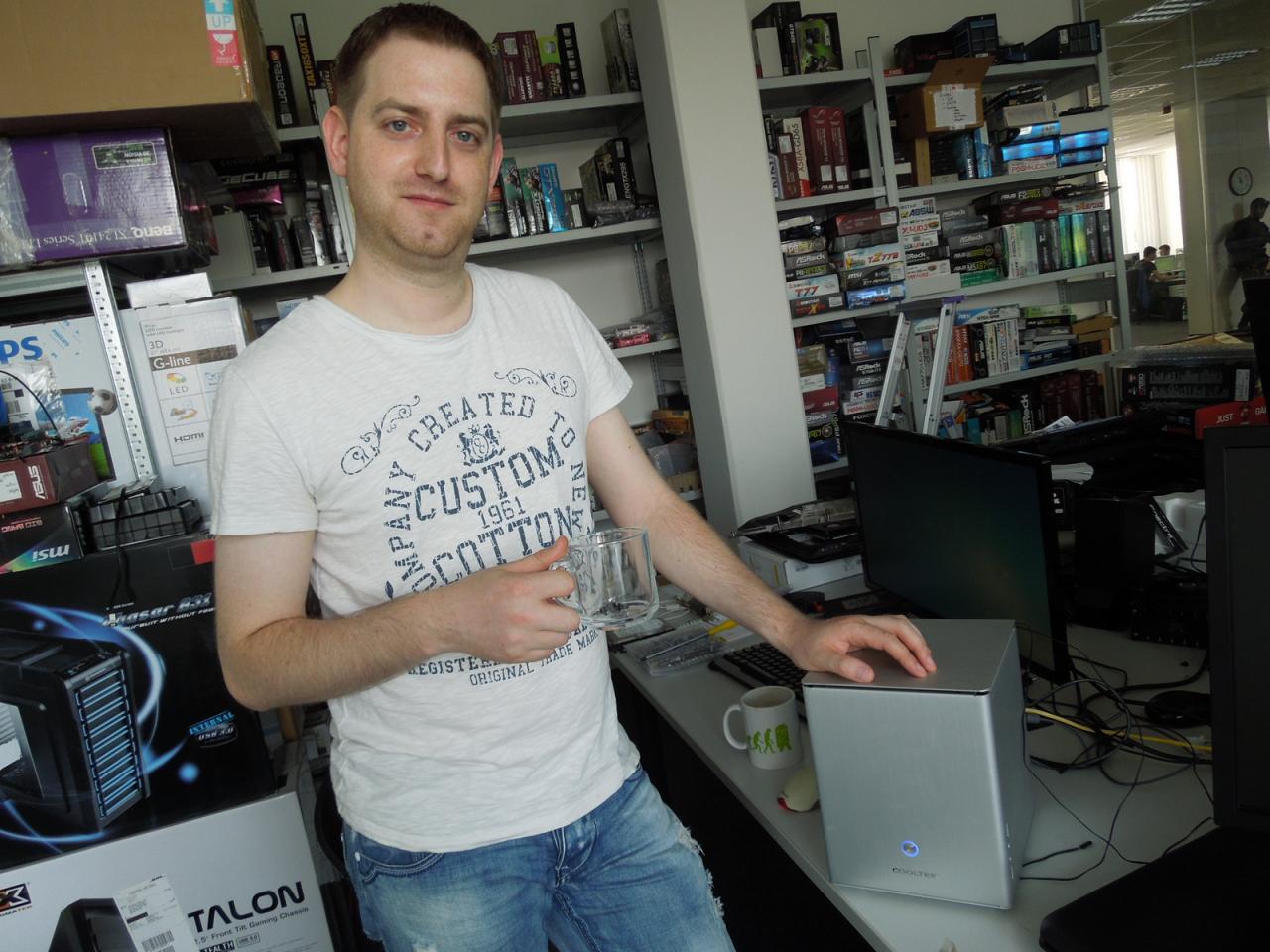 [21/06/2013] Vielleicht ist das nicht so gut zu erkennen, aber unser Steinhart hat bei der Mini-PC-Schrauberei seine ganz eigene Methode, dafür zu sorgen, dass er alle Schrauben auch wiederfindet. Aber vorsicht Herr Staudacher: Wenn Sie dann vor lauter Durst doch mal ohne hinzuschauen zur gläsernen statt ihrer geliebten Android-Tasse greifen, wird der Kaffee sehr eisenhaltig und Schluckbeschwerden könnte es auch geben. :)