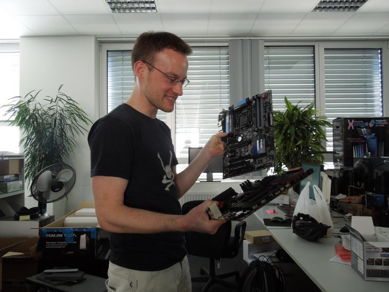 [21/06/2013] Daniel ist unser Mann mit den Mainboard-Händen und seinem Gesichtsausdruck nach zu urteilen kann er mit dieser berufsbedingten Mutation auch ganz gut Leben. Ob er allerdings Haswell- oder Ivy-Bridge-Platinen als Handersatz bevorzugt, war trotz seiner guten Laune nicht herauszufinden.