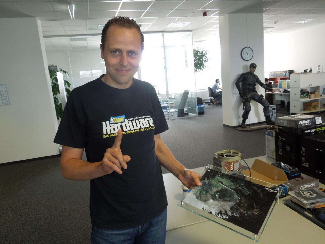 [21/06/2013] Da wollte unser Spieleonkel seinem Kollegen einmal etwas Gutes tun und hat dem Marco einen - zumindest dachte das Herr Stöwer - Notebook-Untersatz mit Destiny-Logo an den Arbeitsplatz bestellt. Umso enttäuschter war unser Redaktions-Oldie, als Herr Albert ihm das Teil zurück brachte und monierte, dass dieses Präsent aber auch mal gar nichts mit Notebooks zu tun hat.