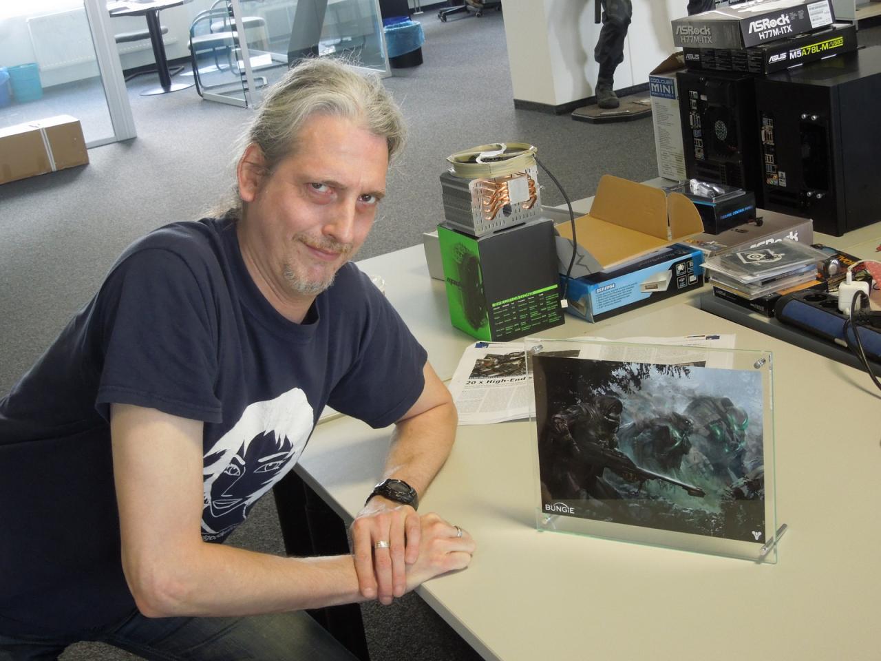 [21/06/2013] Da sitzt er nun, der Spielonkel, und schmollt, weil sein Versuch, den Marco für einen Wochenplan mit vielen Lücken zu bestechen gründlich in die Hose gegangen ist. Was soll dieses Destiny-Teil denn anderes sein als ein Notebook-Ständer? Ein Standbild ist es nach Meinung von Herrn Stöwer jedenfalls nicht, obwohl das Gerät irgendwie schon eine gute Figur macht.
