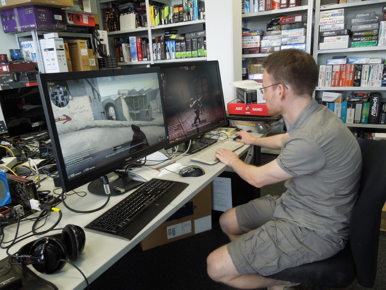 [21/06/2013] Nein, Herr Möllendorf nutzt hier nicht etwa den Abgabetag, um seine doch schon sehr eingerosteten Skills bei Counter Strike: Global Offensive wieder aufzufrischen. Ganz im Gegenteil verfolgt Herr Möllendorf höchst wissenschaftliche Pläne: Er beobachtet ein Gefecht, um den Ping eines Standard-Netzwerk-Chips mit Killer-Onboard-LAN zu vergleichen.