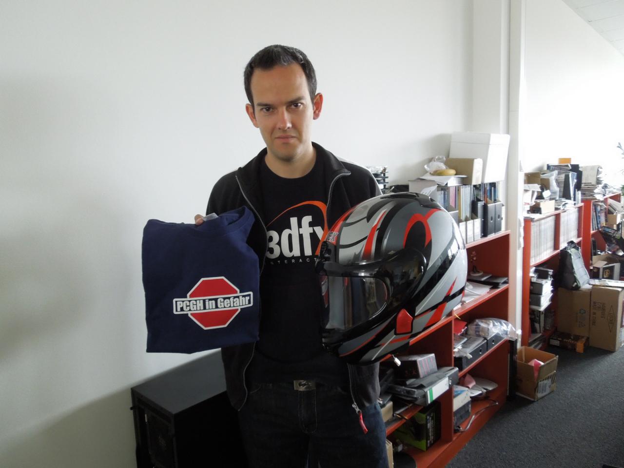 [27/06/2013] Daniel ist mal wieder in den Vorbereitungen für ein neues PCGH in Gefahr-Video. Was genau er vorhat und warum er dafür sogar einen Motorradhelm benötigt, wollte er wie immer nicht verraten. Wir hoffen allerdings mal, dass er nicht plant als neuer Evel Knievel einen waghalsigen Motorrad-Stunt vor der Highspeed-Kamera aufzuführen.