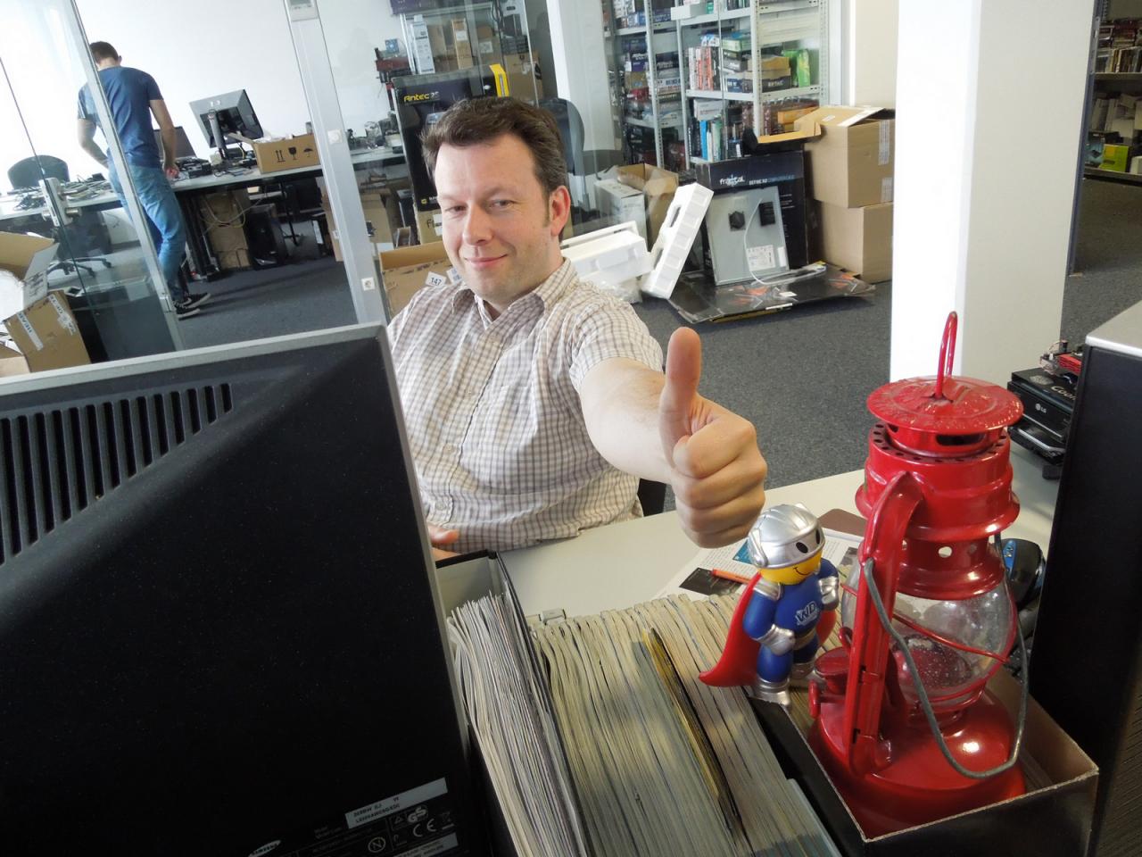[27/06/2013] 30.6.2013: Wenn wir unseren Carsten schon einmal vor die Kamera bekommen, dann hat er gute Laune und zeigt Dinge, die mit Grafikkarten oder SSDs wenig zu tun haben. Mit diesem Bild will Herr Spille wohl demonstrieren, dass die rote Laterne, wie er zu sagen pflegt, ein Qualitätsmerkmal ist. Wahrscheinlich steht sie deshalb so oft bei ihm am Platz. Ach ja, haben Sie auch das lustige Werbegeschenk, den WD-Man, entdeckt?