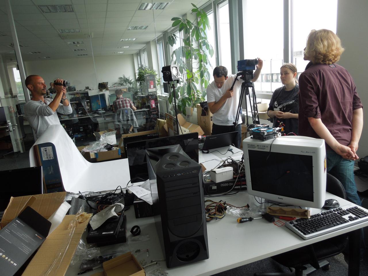 [27/06/2013] Die letzten Vorbereitung für den wohl spektakulärsten Dreh, den das PCGH-Testlabor je gesehen hat, sind nahezu abgeschlossen. Doch was wird gefilmt? Hauptakteure sind der blonde junge Mann sowie die in Schwarz gekleidete Dame, die gleich - und Sie lesen richtig - dem Jüngling eine schallende Ohrfeige geben darf. Dabei läuft die Highspeed-Kamera mit und zeichnet das Ganze im Feinsten Bud-Spencer-Stil auf.