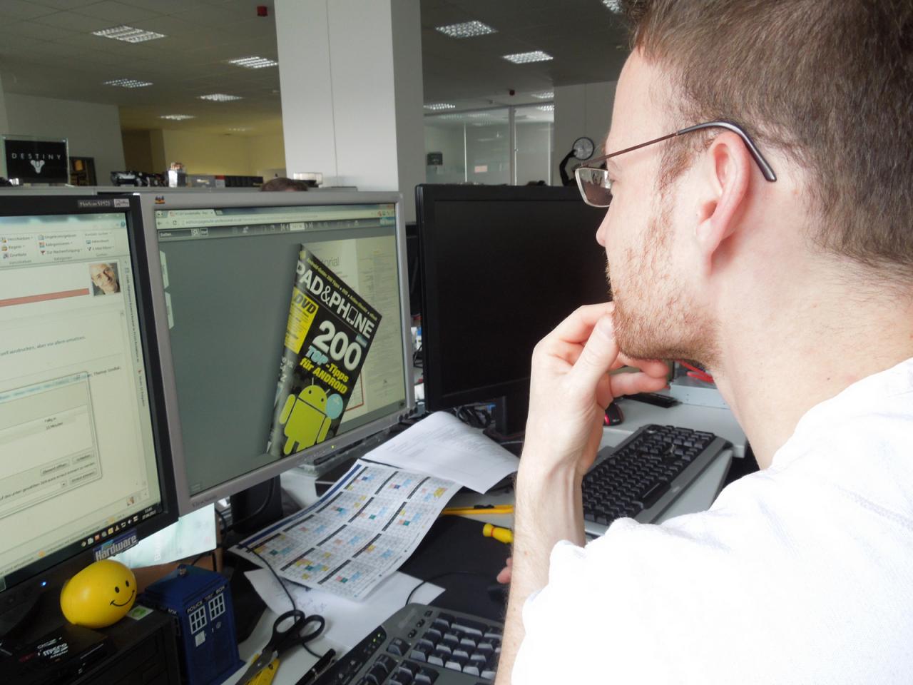 [27/06/2013] Unser Daniel hat aber auch immer wieder neue Tricks auf Lager. Anstatt die neue Pad & Phone als schnödes Printmagazin oder via App am Smartphone oder Tablet zu lesen, entscheidet er sich für die Lektüre am PC und blättert die Seiten am Monitor um. Welche Technik dahinter steckt und was es mit der ganze Sache auf sich hat, damit rückte Daniel nicht raus, stellt Ihnen aber frei, einfach mal zu raten.