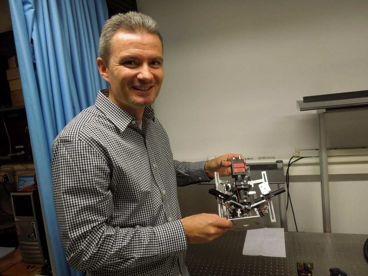 [05/06/2013] Erster Linsen-Prototyp, der noch sehr groß ausfällt.
