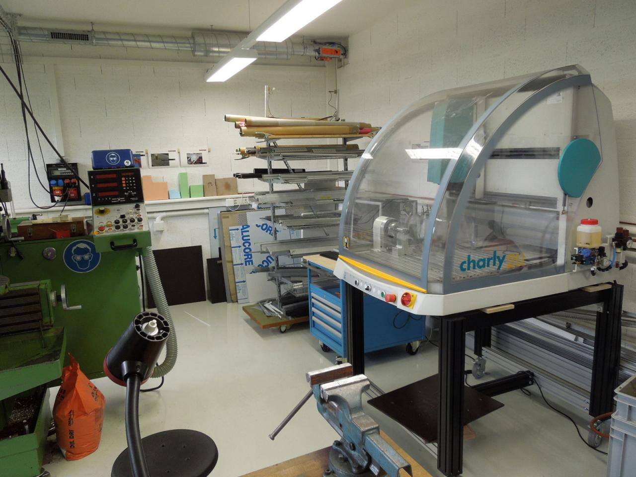 [05/06/2013] In der Werkstatt entstehen Einzelteile der Maus-Prototypen, beispeielsweise Formstudien, Gehäuseteile, aber auch Elemente Abtastapparats wie Sensoren und Linsen. (2)
