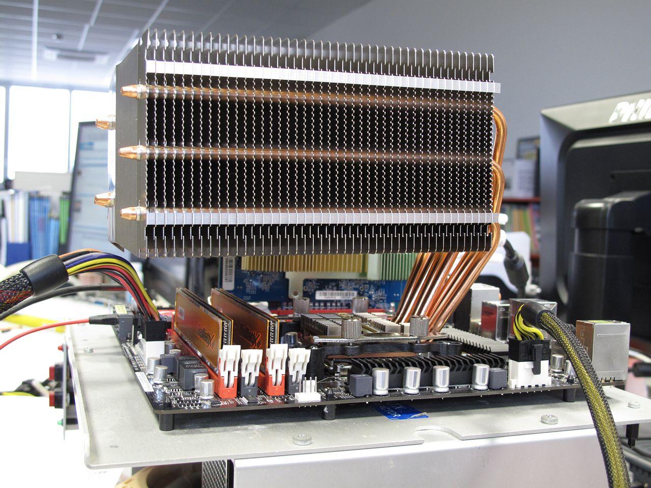 [04/06/2013] Bestimmte CPU-Kühler ragen über die RAM-Steckplätze hinaus. In einem solchen Fall sollten Sie auf Speicher mit hohen Kühlkörpern verzichten oder den Platz gewissenhaft ausmessen. Angaben zur Höhe von Arbeitsspeicher sind ein fester Bestandteil der RAM-Tests von PC Games Hardware.