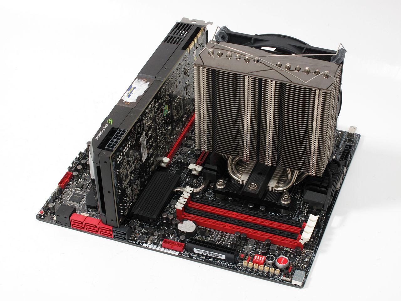 [04/06/2013] Die meisten aktuellen Mainboards im (Micro-)ATX-Format bieten vier RAM-Steckplätze, die bei der gezeigten Ausrichtung unterhalb des CPU-Sockels und rechts ausgesehen von den Slots für Erweiterungskarten liegen.