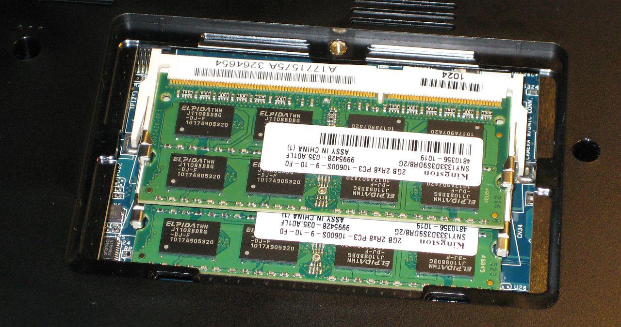 [04/06/2013] In Notebooks (aber auch einigen Mini-ITX-Systemen) kommen kompakte SO-DIMMs zum Einsatz. Um diese Module auszubauen, müssen Sie die Metallbügel an beiden Seiten nach außen drücken, damit der Riegel nach oben schnappt und entnommen werden kann.