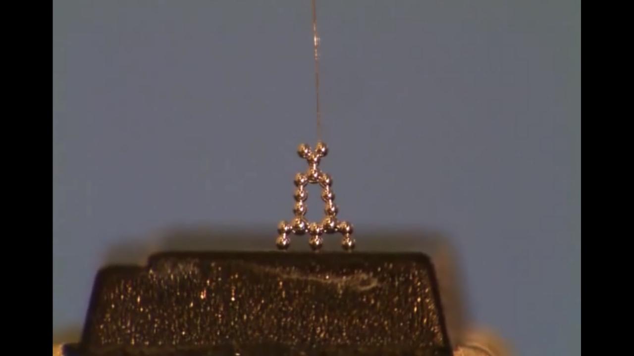 [17/07/2013] Hier werden Strukturen in 3D mit Tropfen aus Flüssigmetall gedruckt.