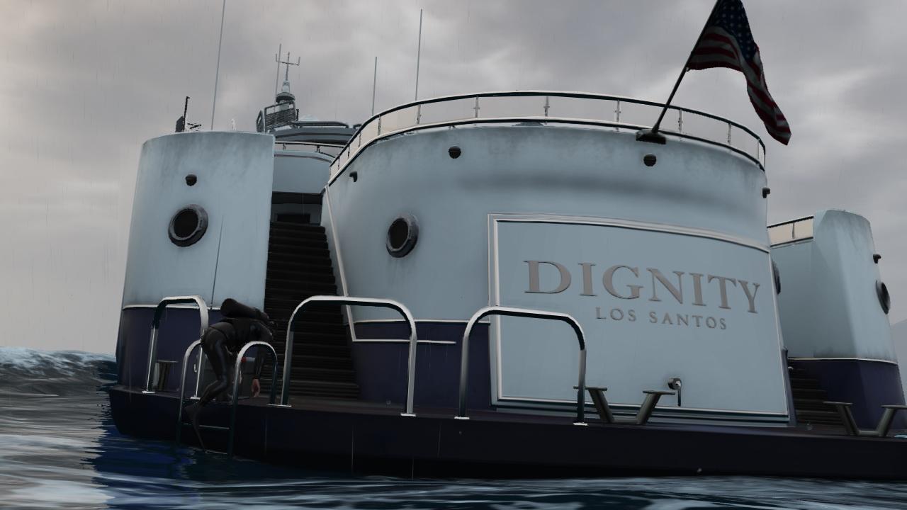 [29/07/2013] 29.07.2013: Auf dieser Yacht gibt es offenbar etwas Wertvolles - das würde zumindest den Taucher erklären.
