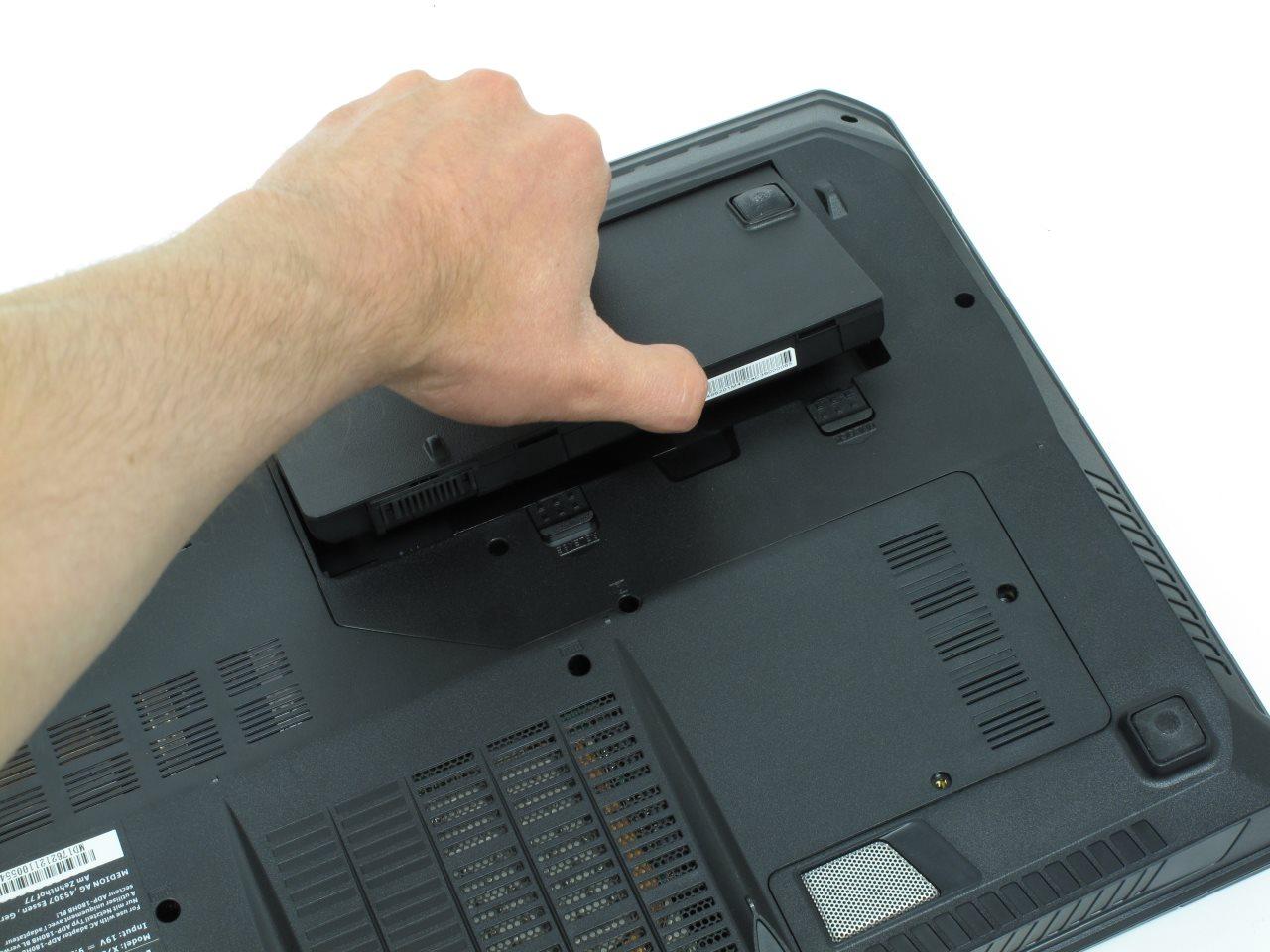 [03/07/2013] Notebook aufrüsten: Als erstes ziehen Sie den Stromstecker ab und entfernen den Akku.