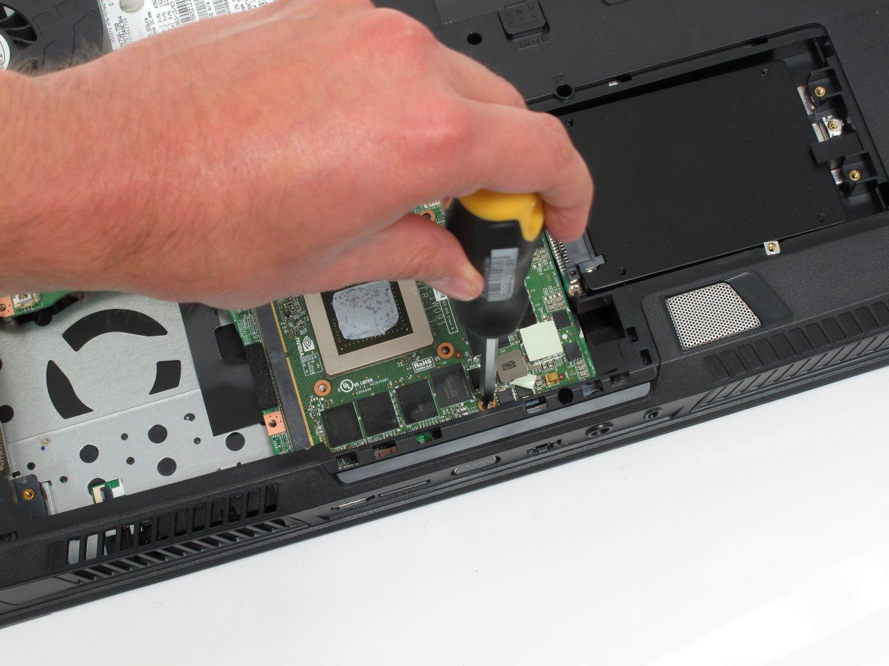 [03/07/2013] Notebook aufrüsten: Befestigen Sie die Platine mit einer Schraube.