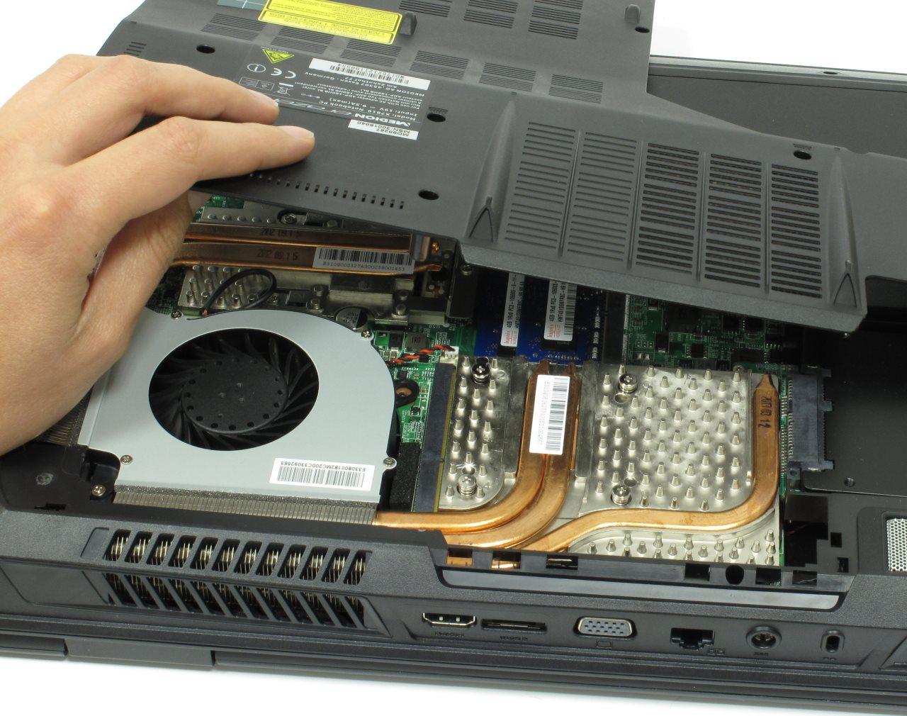 [03/07/2013] Notebook aufrüsten: Lösen Sie die Schrauben der Abdeckung und öffnen Sie das Laptop. Achten Sie auf die Plastehaken.