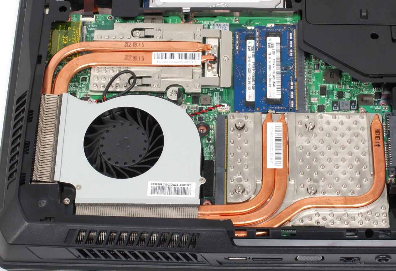 [03/07/2013] Notebook aufrüsten: Oben links befindet sich die CPU und unten rechts die GPU.