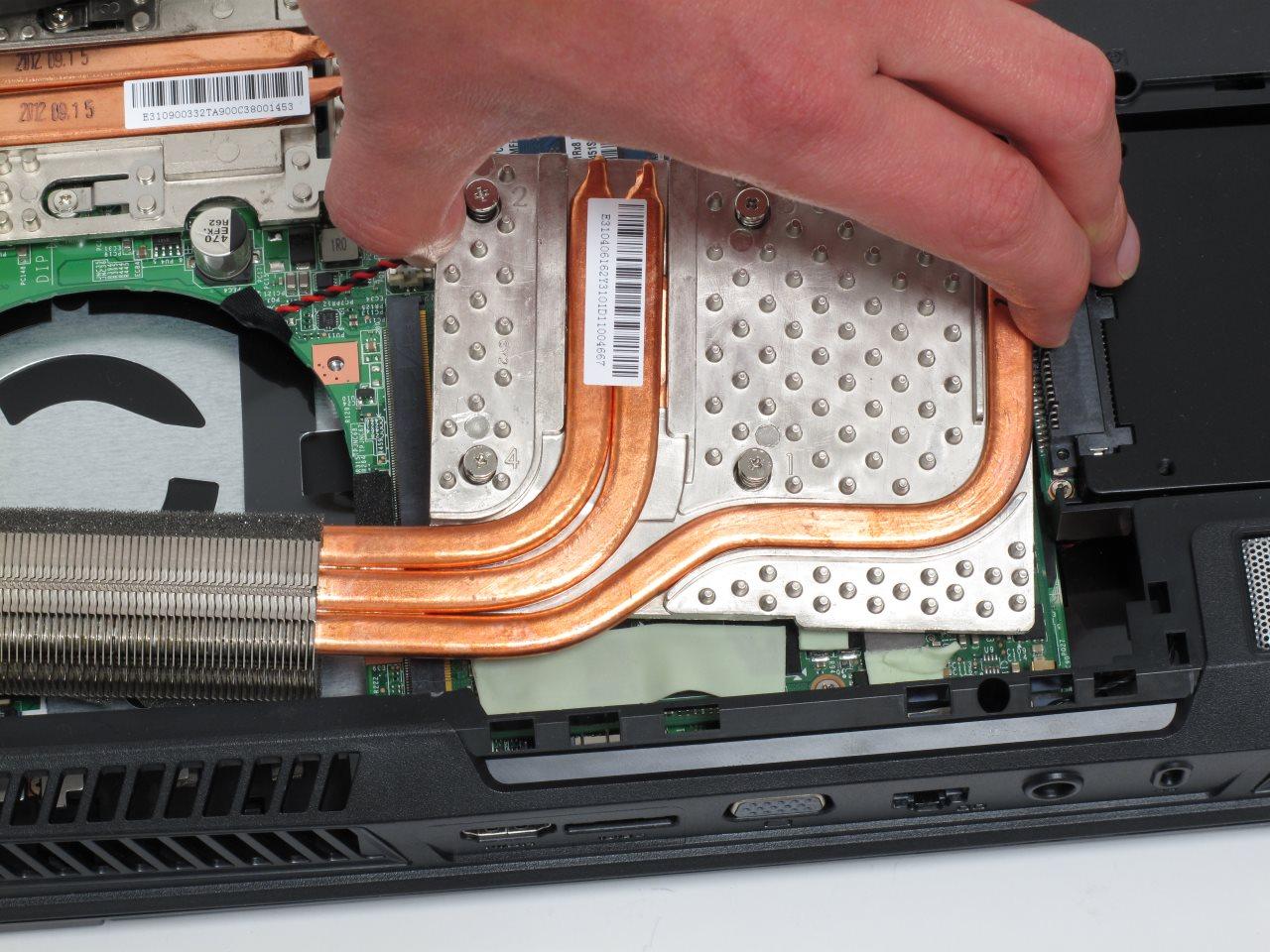 [03/07/2013] Notebook aufrüsten: Mit viel Gefühl lösen Sie den Kühlkörper vom Chip und ziehen ihn heraus.