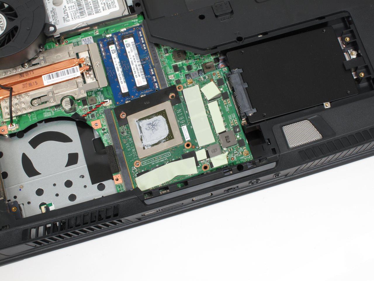 [03/07/2013] Notebook aufrüsten: Die MXM-Platine kommt jetzt nach oben und kann aus dem Steckplatz gezogen werden.