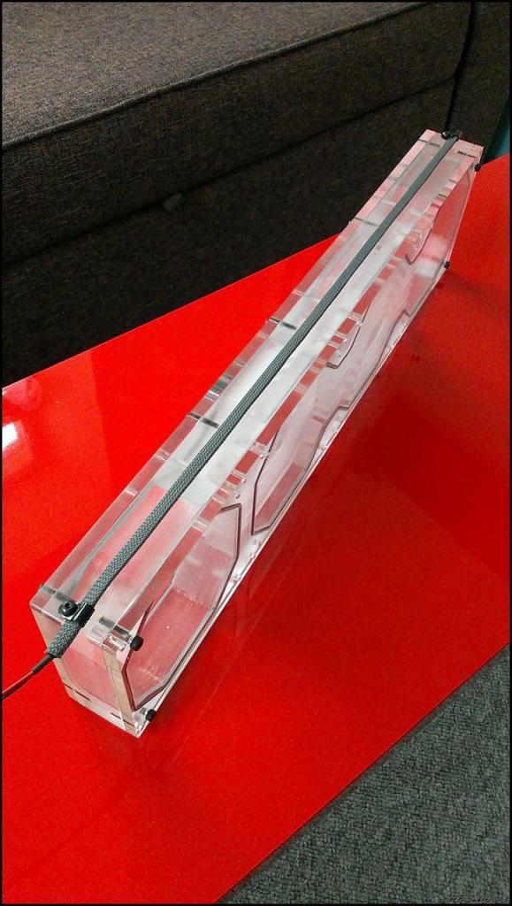 [19/07/2013] Update vom 20.07: Plexiglas-Halterung für die Pumpen, LED-Beleuchtung für das Mainboard (2)