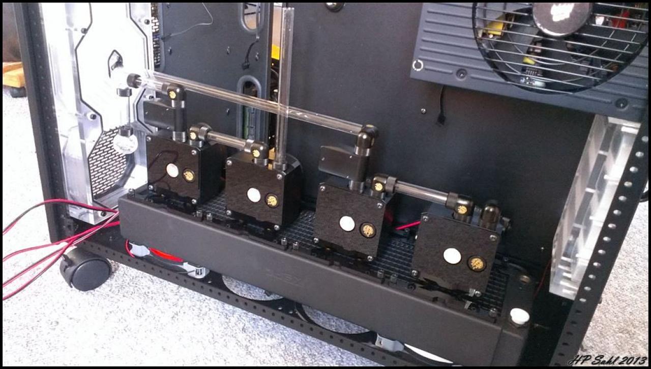 [19/07/2013] Update vom 20.07: Plexiglas-Halterung für die Pumpen, LED-Beleuchtung für das Mainboard (1)