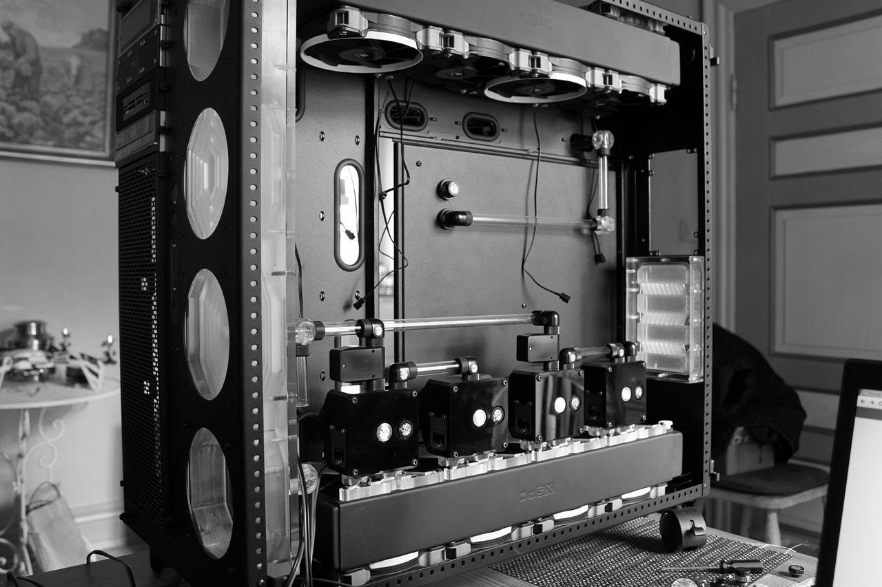 [19/07/2013] Update vom 20.07: Plexiglas-Halterung für die Pumpen, LED-Beleuchtung für das Mainboard (5)