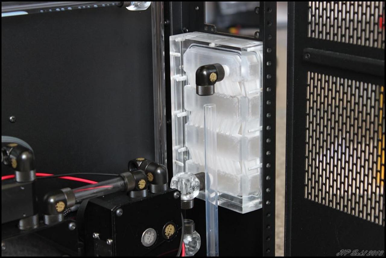 [19/07/2013] Update vom 20.07: Plexiglas-Halterung für die Pumpen, LED-Beleuchtung für das Mainboard (9)