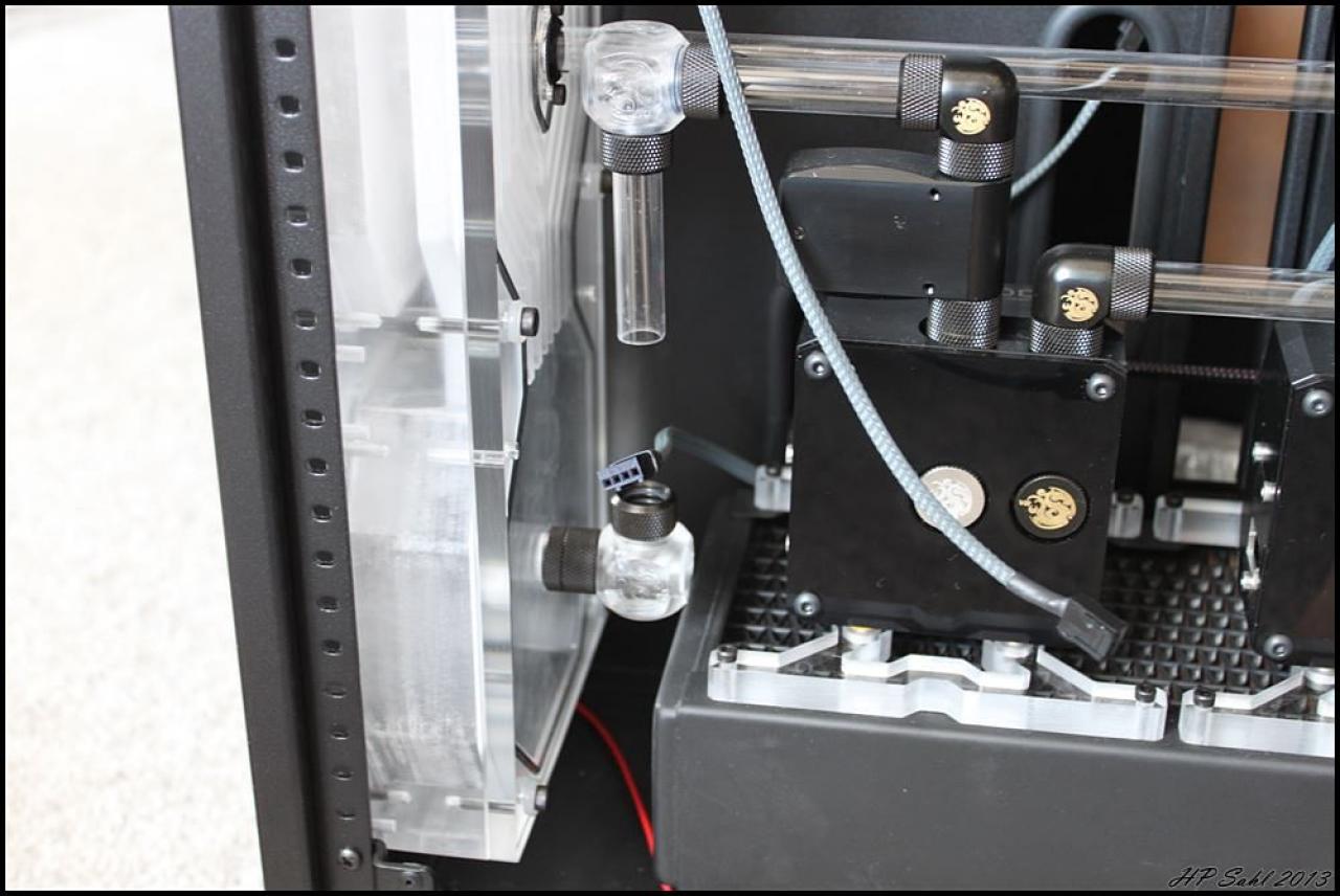 [19/07/2013] Update vom 20.07: Plexiglas-Halterung für die Pumpen, LED-Beleuchtung für das Mainboard (10)