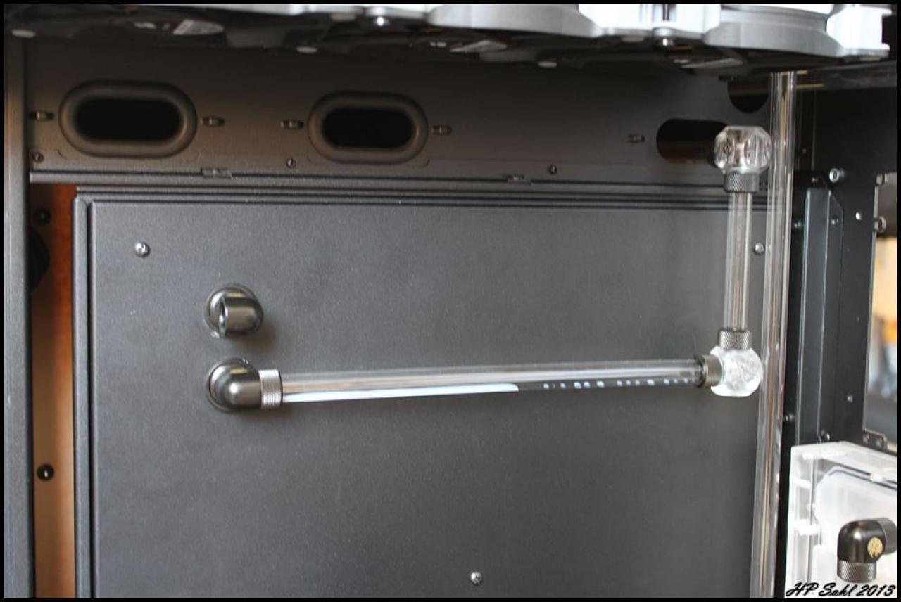 [19/07/2013] Update vom 20.07: Plexiglas-Halterung für die Pumpen, LED-Beleuchtung für das Mainboard (11)