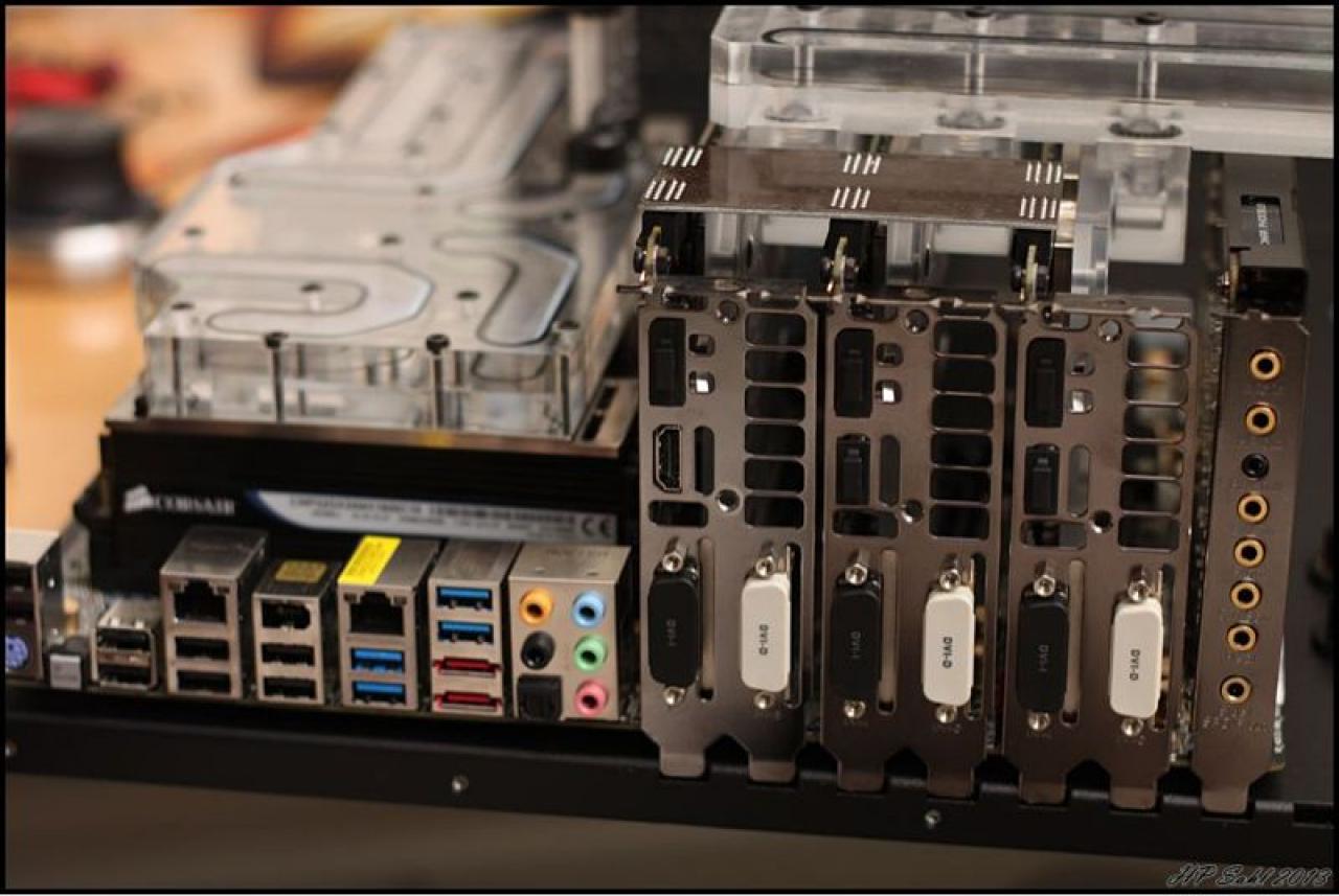 [19/07/2013] Update vom 20.07: Plexiglas-Halterung für die Pumpen, LED-Beleuchtung für das Mainboard (12)