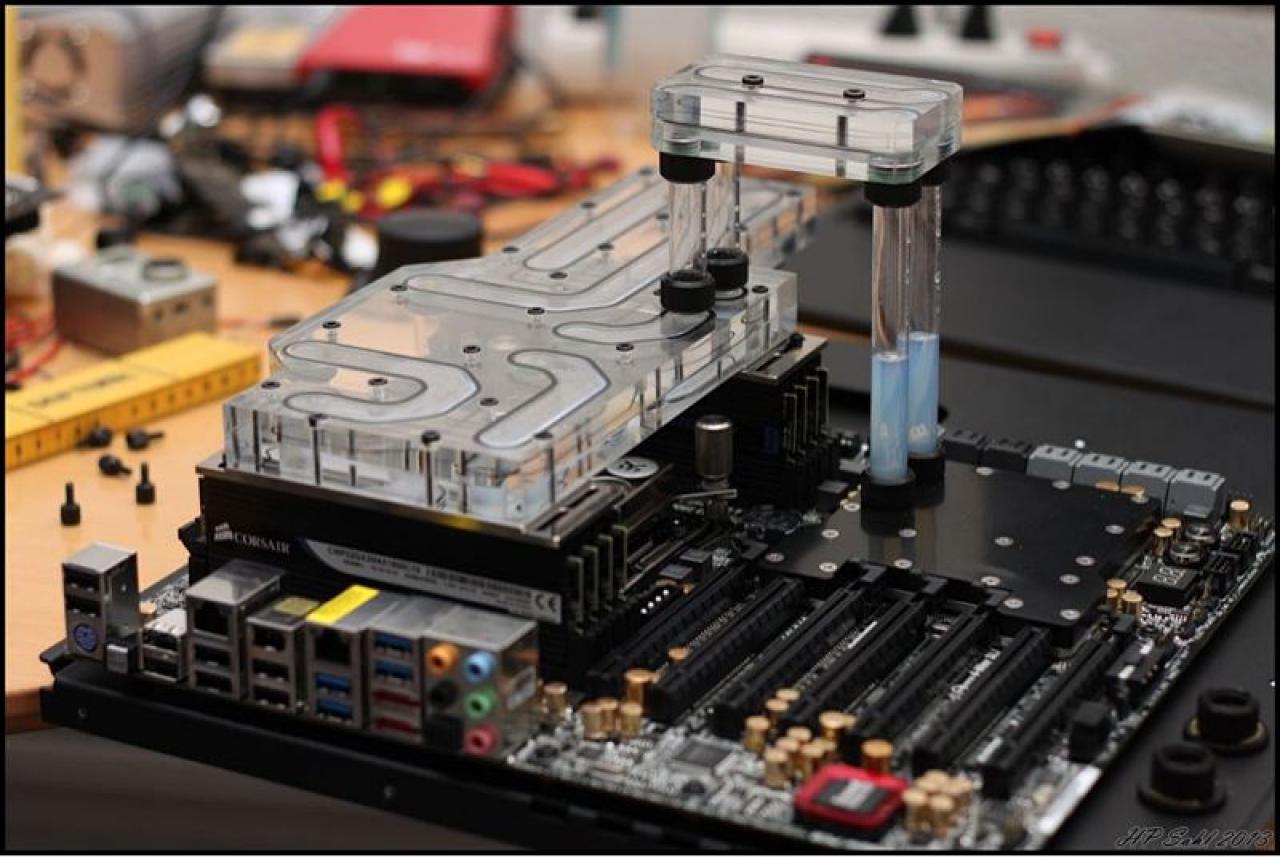 [19/07/2013] Update vom 20.07: Plexiglas-Halterung für die Pumpen, LED-Beleuchtung für das Mainboard (13)