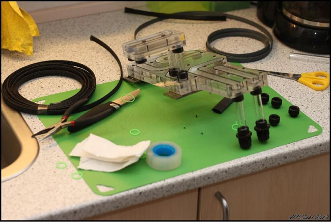 [19/07/2013] Update vom 20.07: Plexiglas-Halterung für die Pumpen, LED-Beleuchtung für das Mainboard (15)