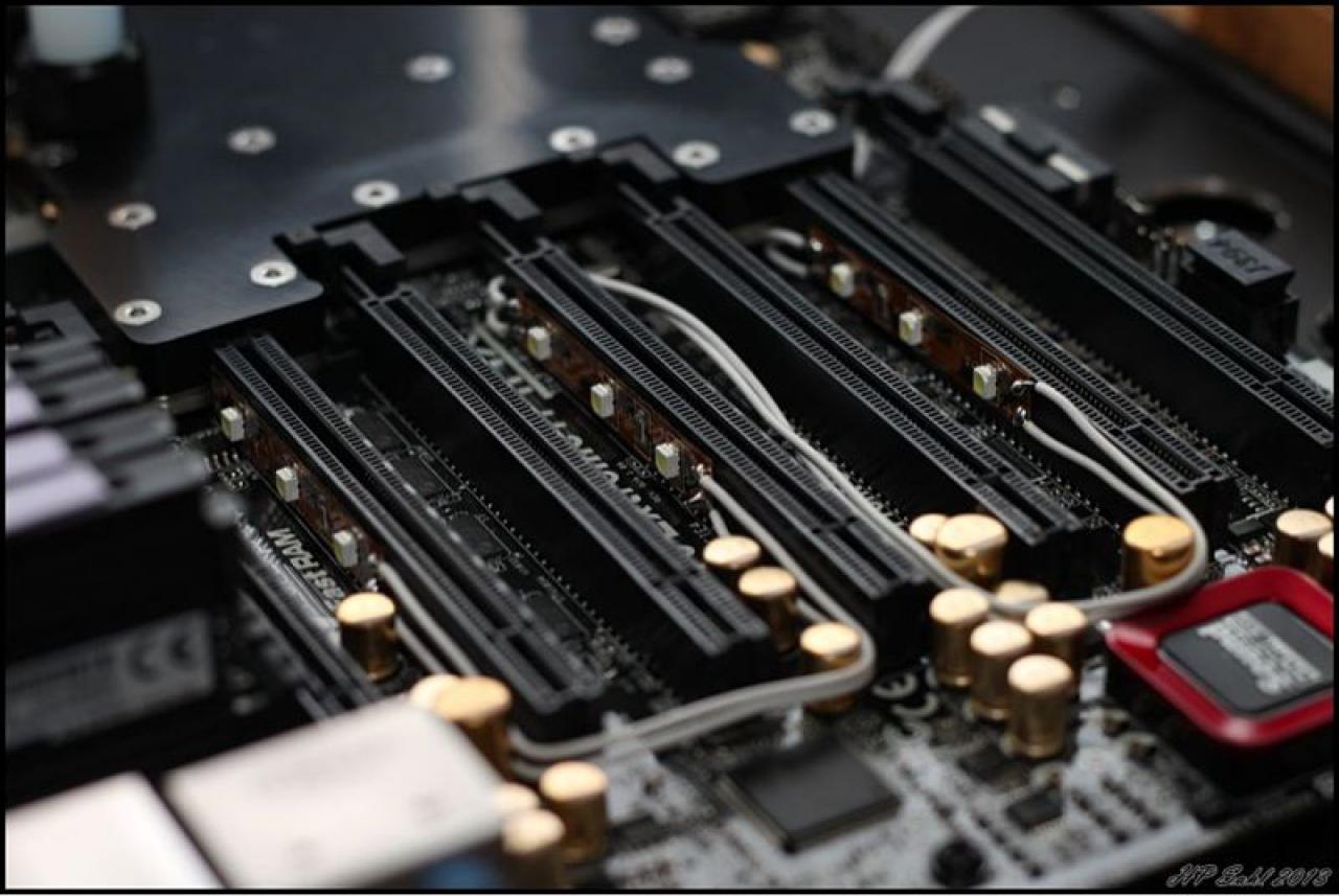[19/07/2013] Update vom 20.07: Plexiglas-Halterung für die Pumpen, LED-Beleuchtung für das Mainboard (16)