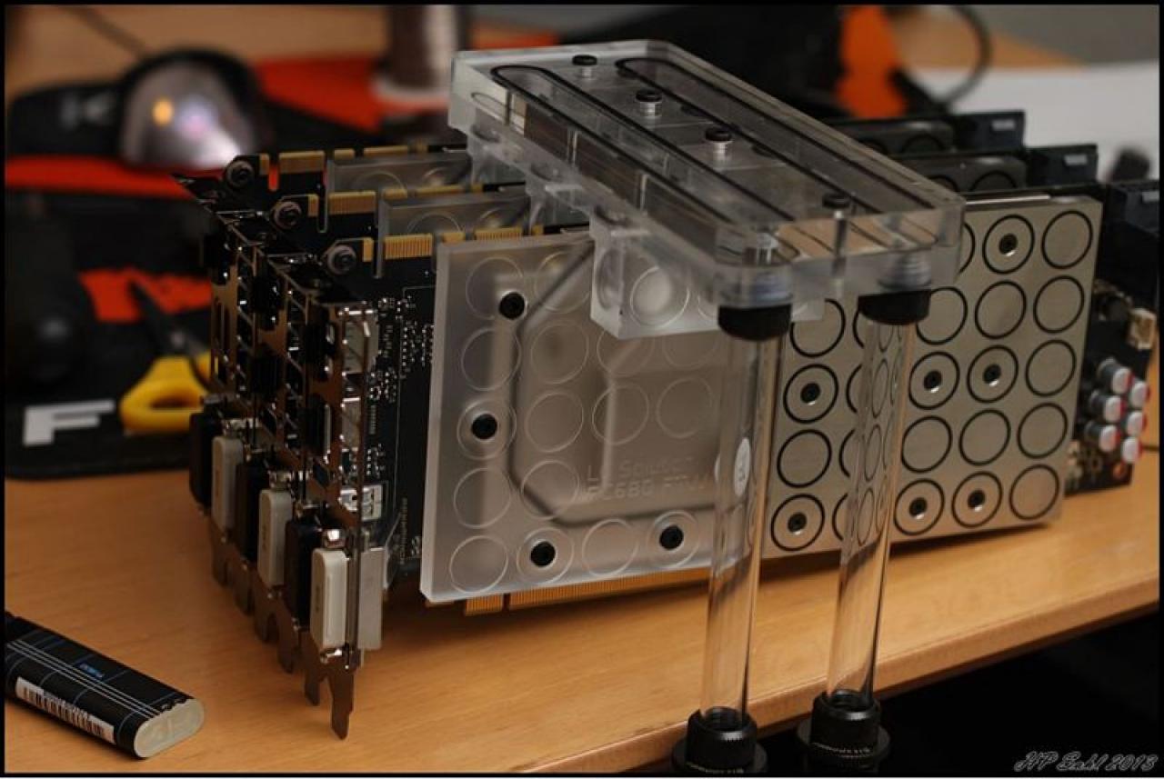 [19/07/2013] Update vom 20.07: Plexiglas-Halterung für die Pumpen, LED-Beleuchtung für das Mainboard (18)