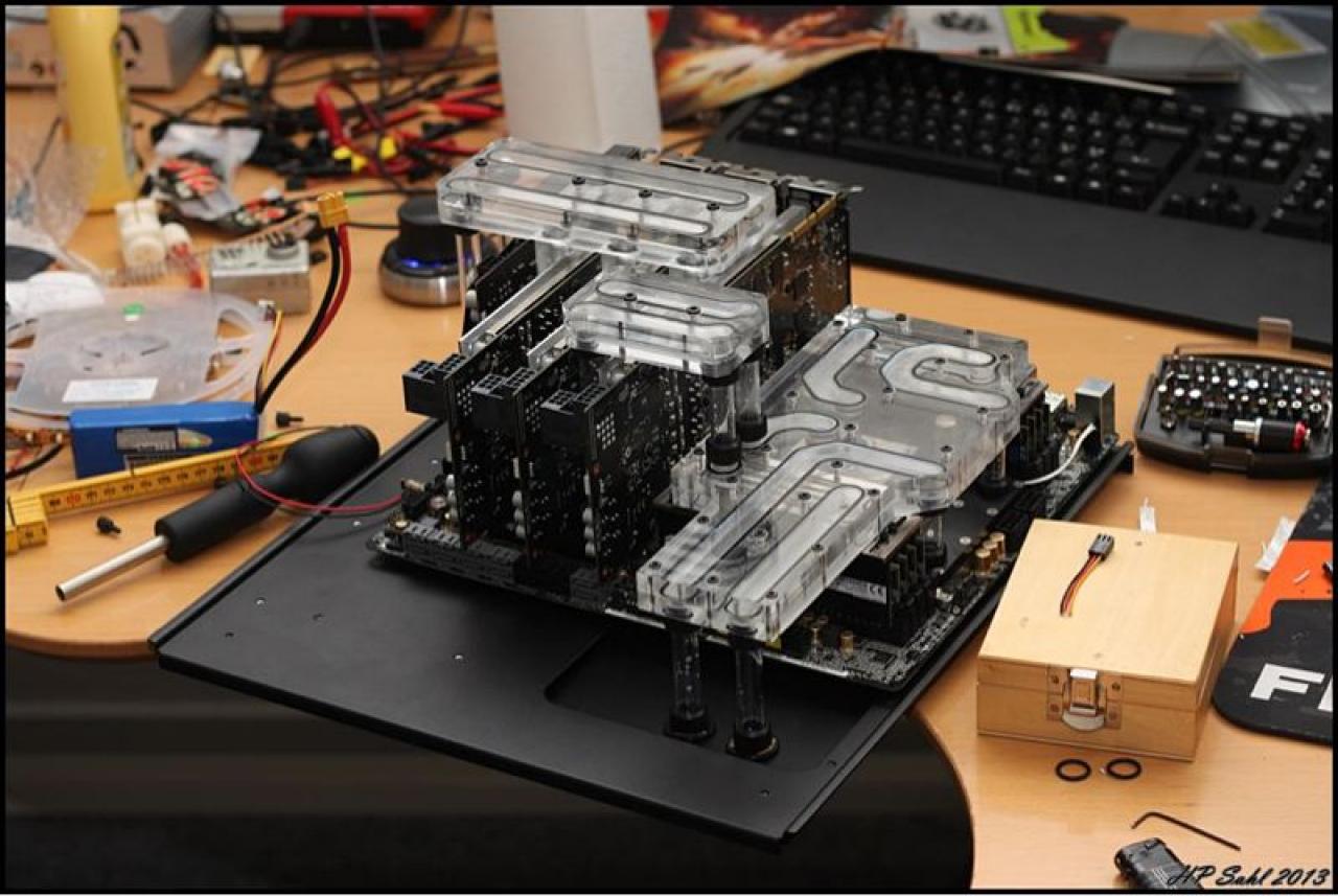 [19/07/2013] Update vom 20.07: Plexiglas-Halterung für die Pumpen, LED-Beleuchtung für das Mainboard (19)