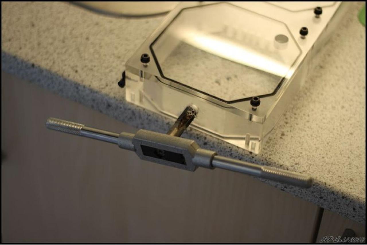 [19/07/2013] Update vom 20.07: Plexiglas-Halterung für die Pumpen, LED-Beleuchtung für das Mainboard (21)