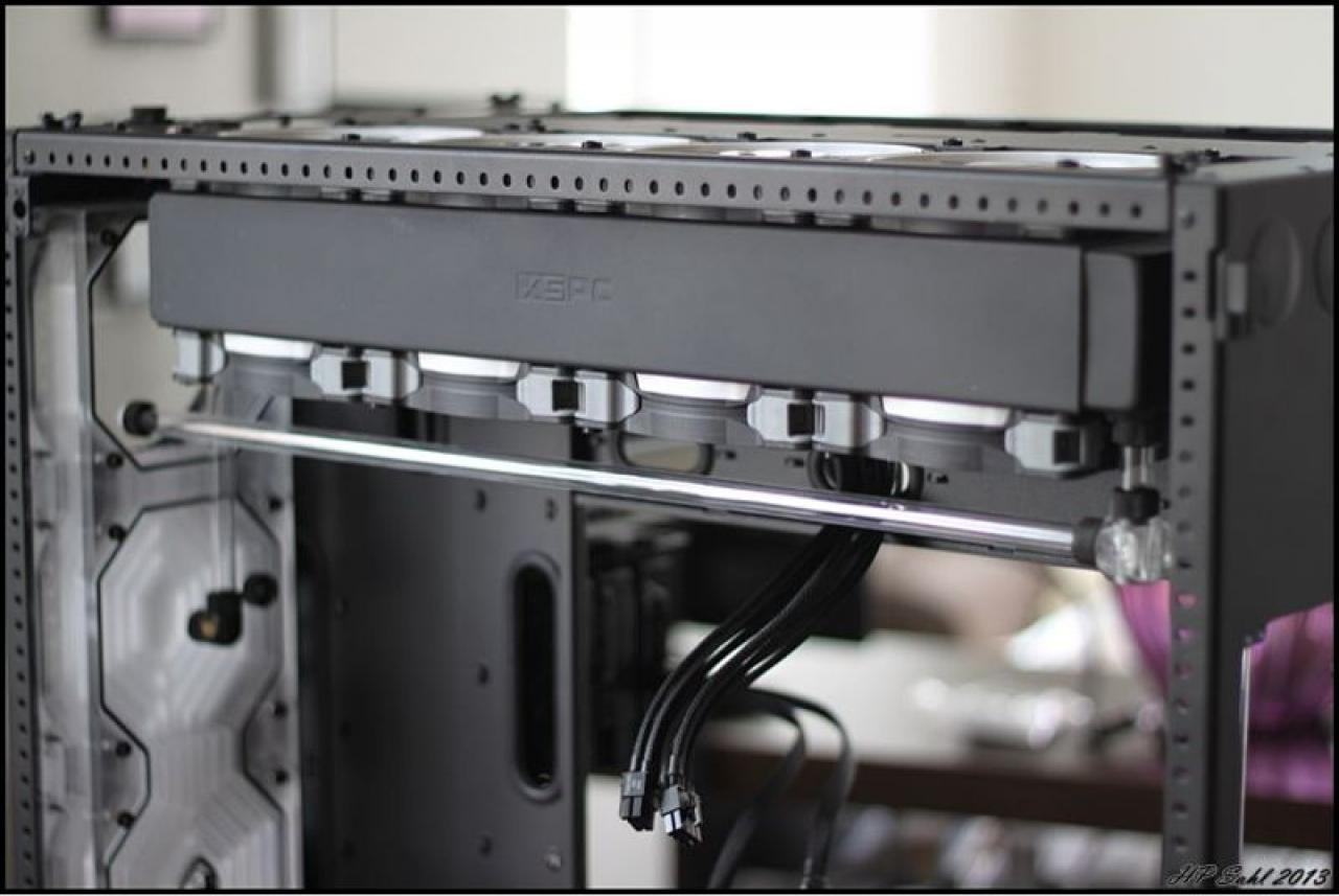 [19/07/2013] Update vom 20.07: Plexiglas-Halterung für die Pumpen, LED-Beleuchtung für das Mainboard (22)