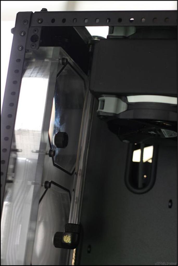 [19/07/2013] Update vom 20.07: Plexiglas-Halterung für die Pumpen, LED-Beleuchtung für das Mainboard (23)