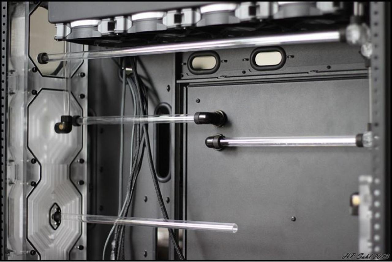 [19/07/2013] Update vom 20.07: Plexiglas-Halterung für die Pumpen, LED-Beleuchtung für das Mainboard (24)