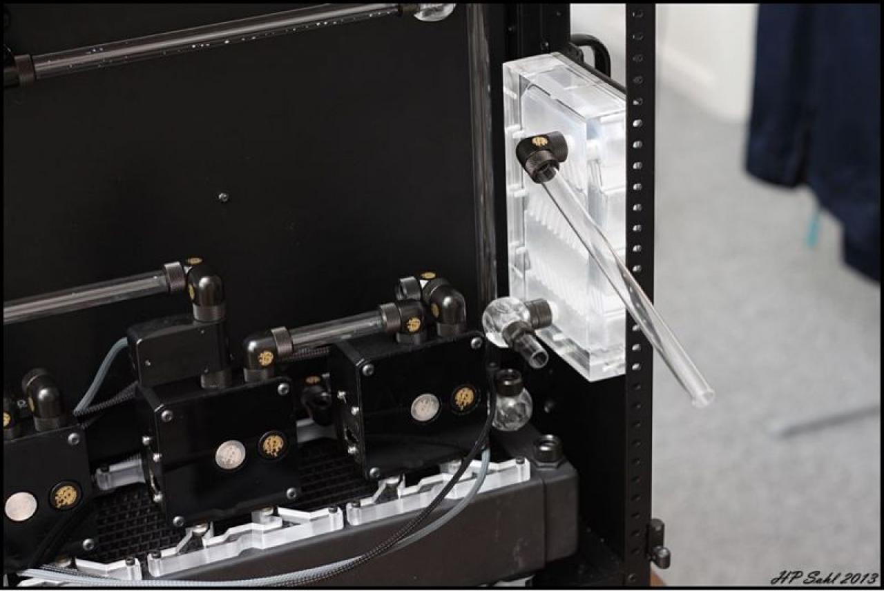 [19/07/2013] Update vom 20.07: Plexiglas-Halterung für die Pumpen, LED-Beleuchtung für das Mainboard (25)