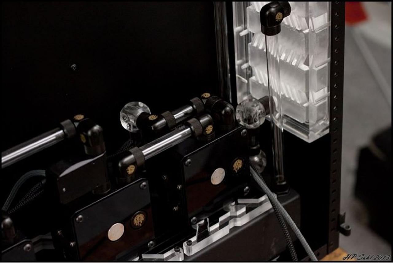[19/07/2013] Update vom 20.07: Plexiglas-Halterung für die Pumpen, LED-Beleuchtung für das Mainboard (26)