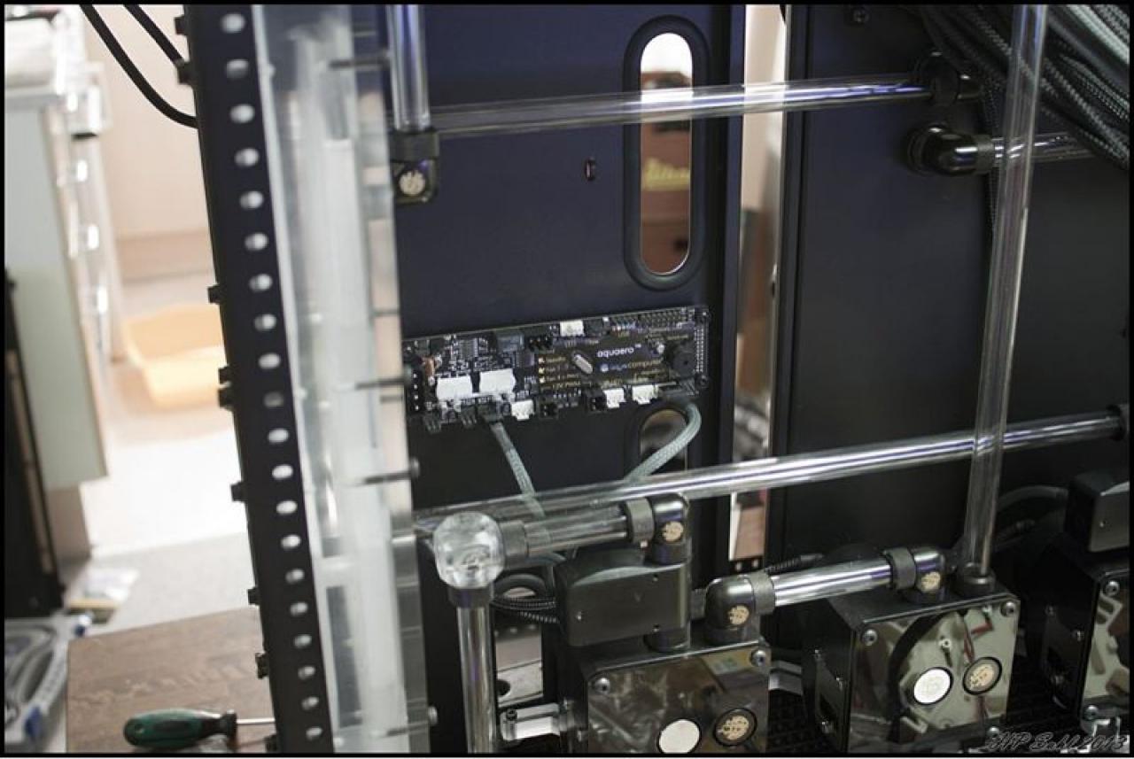 [19/07/2013] Update vom 20.07: Plexiglas-Halterung für die Pumpen, LED-Beleuchtung für das Mainboard (28)