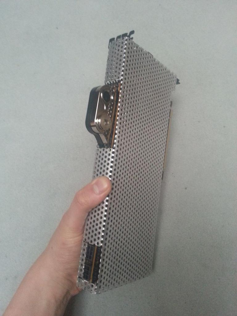 [26/07/2013] Update vom 28.07: Lochblech-Abdeckungen für CPU- und Grafikkartenkühler (23)