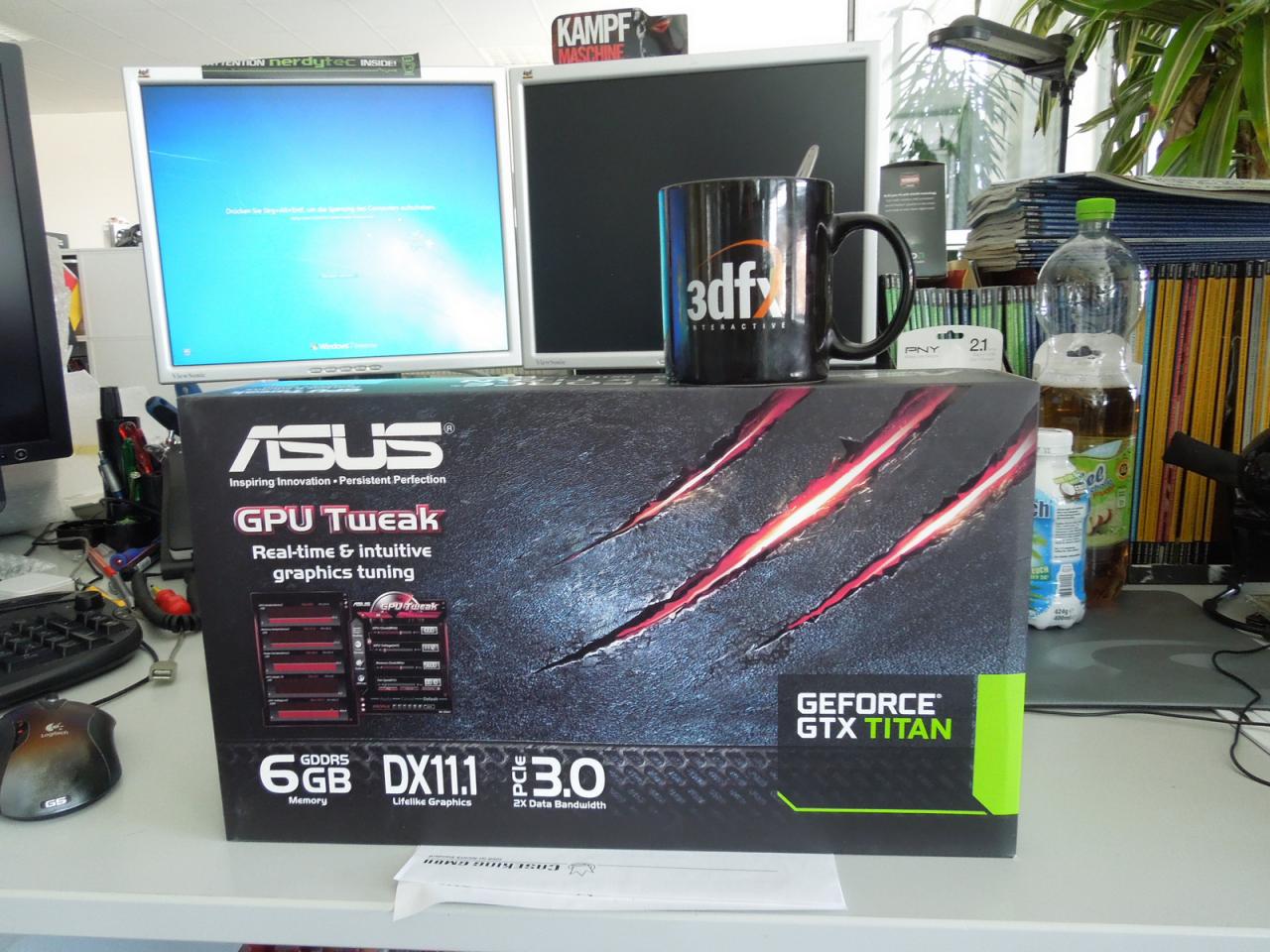 [05/07/2013] Da ist sie, die GTX Titan, Raffs Neuerwerb und gleichzeitig sein ganzer Stolz - okay, das ist übertrieben. Natürlich hat er das gute Stück gleich ausgepackt und durch den PCGH-Benchmark-Parcours gescheucht. Achten Sie auch einmal auf das Design des Kartons. Die angedeuteten Krallen-Kratzer könnten glatt von Raffs Freundin kommen, die ihm sein Spielzeug wegnehmen wollte, damit er sich wieder ihr widmet ...