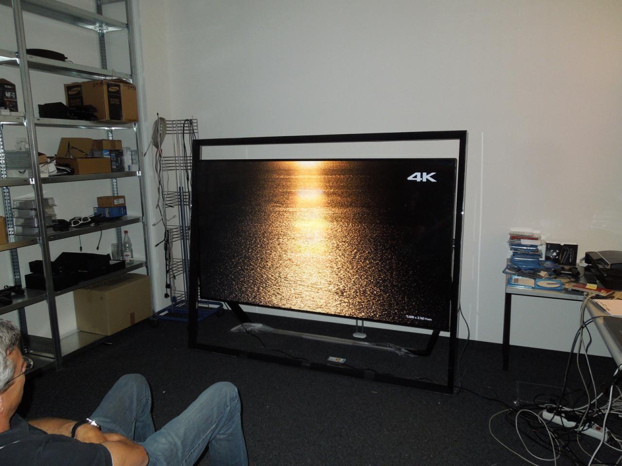 [05/07/2013] Da macht Fernsehen doch mal richtig Spaß, oder? Und Sie benötigen auch nur schlappe 35.000 Euro um diesen 4K-Riesenflachmann mit 85 Zoll (2,15 Meter) Bilddiagonale in Ihr Wohnzimmer stellen zu können, Ach ja, was wir noch vergessen haben: Sie benötigen auch mindestens vier starke Kerle, die ihnen dabei helfen das Aufzugs-feindliche Gerät in das heimische Wohnzimmer zu schleppen.