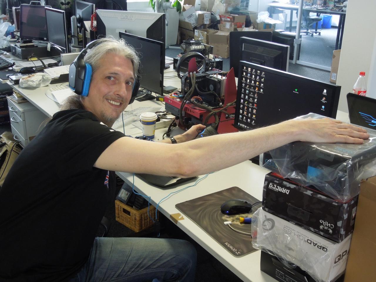 [05/07/2013] Beim Spieleonkel gibt es was auf die Ohren und das können Sie getrost wörtlich nehmen. Herr Stöwer gibt diesen Monat seinen Einstand als Headset-Tester, nachdem er sich in vergangenen Ausgaben schon als Gehäusetester oder Mini-PC-Bastler etabliert hat. Wie heißt es doch so schön: Immer wieder was Neues - und da hat der Redaktionsoldie als Musik- und Sound-Enthusiast aber sowas von nichts einzuwenden.