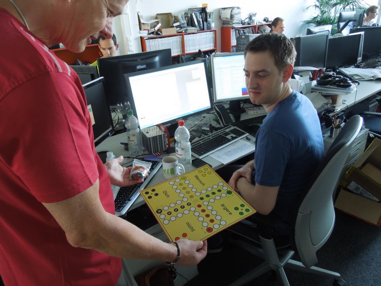 [12/07/2013] Fast könnte man meinen, dass sich unser Steinhart hier als Fan von analogen Brettspielen outet. Doch der Volo aus den Bergen diskutiert hier mit unserm Layouter über einen geplanten Aufmacher. Aber irgendwie haben analoge Spiele schon etwas Gutes, oder Herr Staudacher? Wenn's in den Alpen mal zu Stromausfall kommt hat man wenigstens eine Beschäftigung!