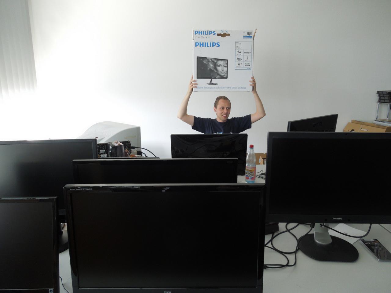[12/07/2013] Flachmänner, wohin das Auge reicht! Damit ist natürlich nicht der Herr im Hintergrund gemeint, der auch noch einen Karton in die Höhe stemmt. Angst, dass sich unser Marco mit dem Test neben seiner Orga-Tätigkeit überhoben haben könnte, brauchen wir aber nicht zu haben. Der Karton, den Marco locker flockig in die Höhe hebt, ist nämlich leer :)